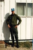 Hannu majoituksen edessa * Majoitusparakin edess�. * 387 x 572 * (49KB)